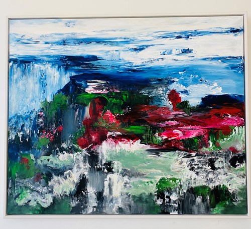 Abstrakt maleri af Aase Engedal i hvide, blå, røde og grønne toner