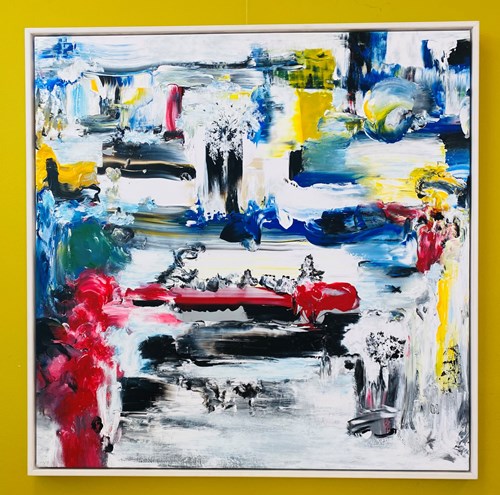 Abstrakt maleri af Aase Engedal i hvide, blå, røde og gule toner